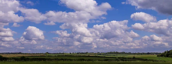 Estate inglese giorno nuvoloso paesaggio — Foto Stock