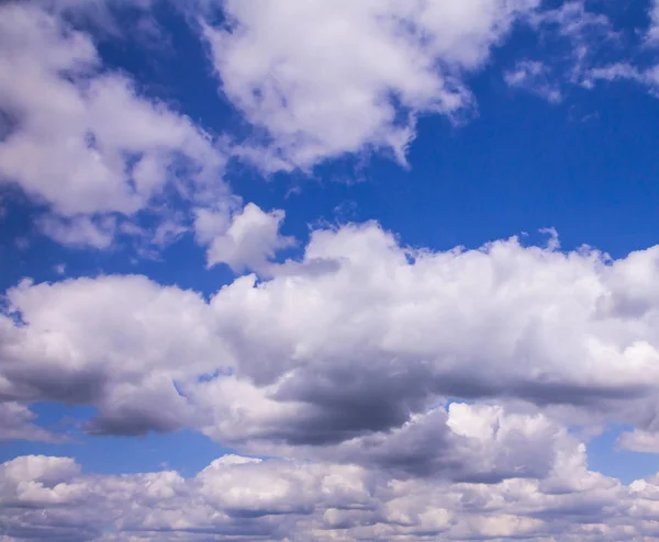 Cielo azul con nubes blancas. — Foto de Stock