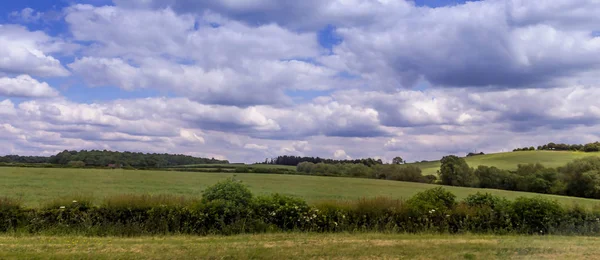 Estate inglese giorno nuvoloso paesaggio — Foto Stock