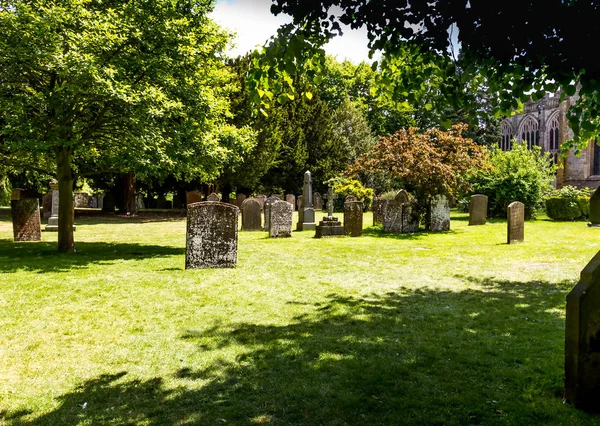 Tombstones in the graveyard - Shakespeare's Church, the Church of the Holy Trinity in Stratford-upon-Avon — Stock Photo, Image