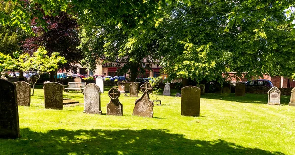 Gravstenar på kyrkogården - Shakespeares kyrka, kyrkan av den heliga treenigheten i Stratford-upon-Avon — Stockfoto