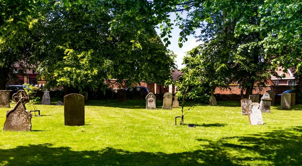 Nagrobki na cmentarzu - Kościół Szekspira, Kościół Świętej Trójcy w Stratford-upon-Avon — Zdjęcie stockowe