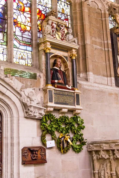Похоронный памятник Шекспира на стене над его могилой в Коллегиальной церкви Святой и Неразделенной Троицы в Стратфорде-на-Эйвоне — стоковое фото