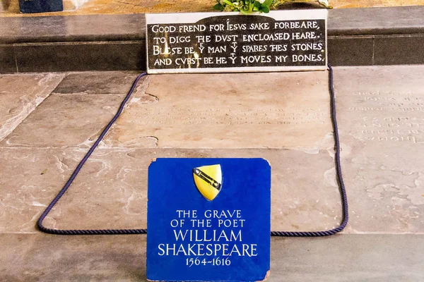 Kuuluisan englantilaisen näytelmäkirjailijan ja runoilijan William Shakespearen hauta — kuvapankkivalokuva