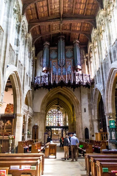 Turistas e locais não identificados na Igreja da Santíssima Trindade em Stratford-upon-Avon — Fotografia de Stock