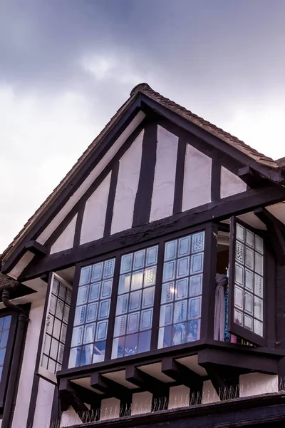 Ventanas de la casa vintage británica en el casco antiguo . — Foto de Stock