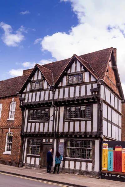 Stratford-Upon-Avon, İngiltere-8 Haziran 2015: Tanımlanamayan turist şehir merkezinde. High St, Bidford-on-Avon, Alcester, Warwickshire,