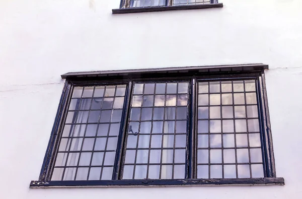 Brittiska vintage house windows i gamla stan. — Stockfoto
