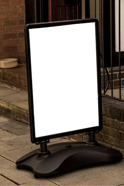 Рекламный знак или остановка для клиентов в кафе на тротуаре — стоковое фото