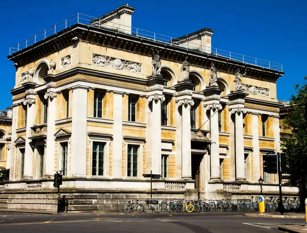 Vista del Instituto Taylor detrás en el extremo norte de Magdalen Street., Oxford Imágenes De Stock Sin Royalties Gratis