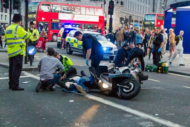 Sağlık görevlileri ve itfaiyeciler mağdur Piccadilly Caddesi üzerinde bir motosiklet kazasında ilk yardım sağlar. Londra. İngiltere'de. Bulanık görünüm