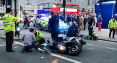 Sağlık görevlileri ve itfaiyeciler mağdur Piccadilly Caddesi üzerinde bir motosiklet kazasında ilk yardım sağlar. Londra. İngiltere'de. Bulanık görünüm