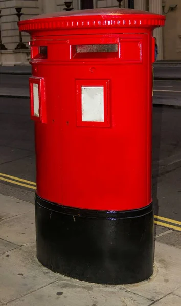 Παραδοσιακό Κόκκινο Κουτί Post Βρίσκεται Στην Οδό Piccadilly Λονδίνο Ηνωμένο — Φωτογραφία Αρχείου
