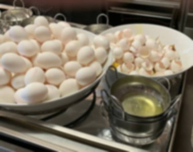 Omlet ve sahanda yumurta için hazırlık. Oteldeki restoranda kahvaltı büfesi. Bulanık görünüm