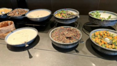 İki insan elinin de kemiklerinin röntgen plakası.