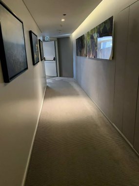 Kudüs, İsrail-31 Aralık 2019: Otelin duvarlarında resimler olan uzun koridoru
