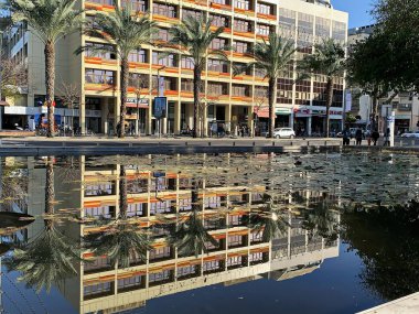 Tel Aviv, İsrail 15 Ocak 2020 Tel Aviv 'deki Rabin Meydanı' ndaki yapay gölet. İbn Gvirol Caddesi