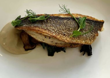 Güzel yemekler, mantarlı ızgara balık filetosu ve otlar.