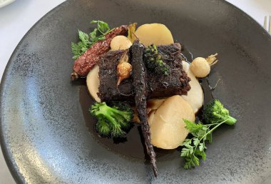 Kızarmış patates ve sebzeli biftek.