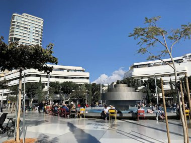 Tel Aviv, İsrail - 23 Ocak 2020: Yeni Dizengoff Meydanı 'ndaki turistler ve yerliler, 2019' da Tel Aviv 'de mavi gökyüzü arka planında yeniden inşa edildikten sonra Ateş ve Su Pınarı ile birlikte