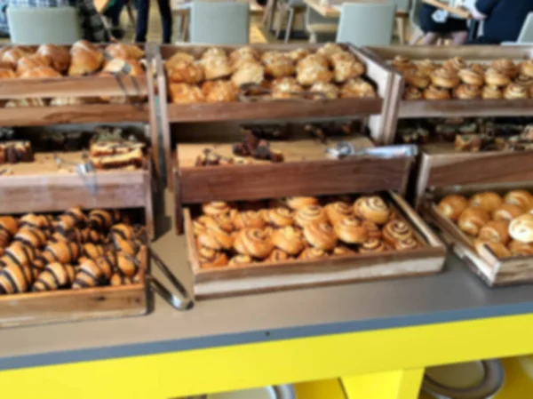 Διάφορα Είδη Ζαχαροπλαστικής Στο Ράφι Του Αρτοποιείου Θολή Προβολή — Φωτογραφία Αρχείου