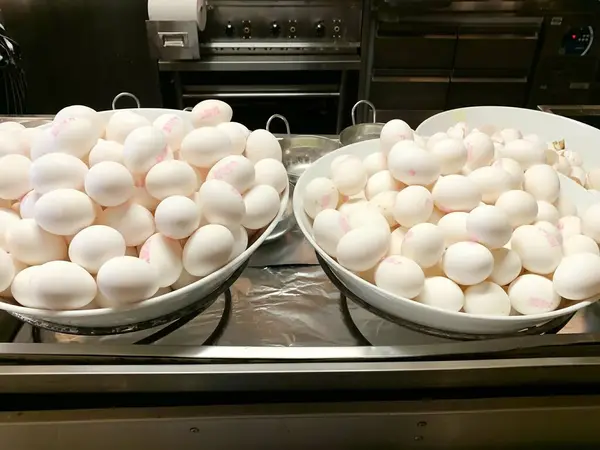Przygotowanie Gotowania Omletów Jajek Smażonych Śniadanie Formie Bufetu Restauracji Hotelu — Zdjęcie stockowe