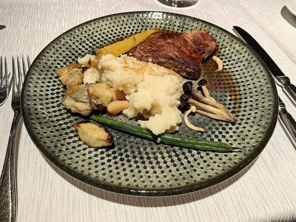 Steak Večeře Česnekovou Kaší Restovanou Zeleninou — Stock fotografie