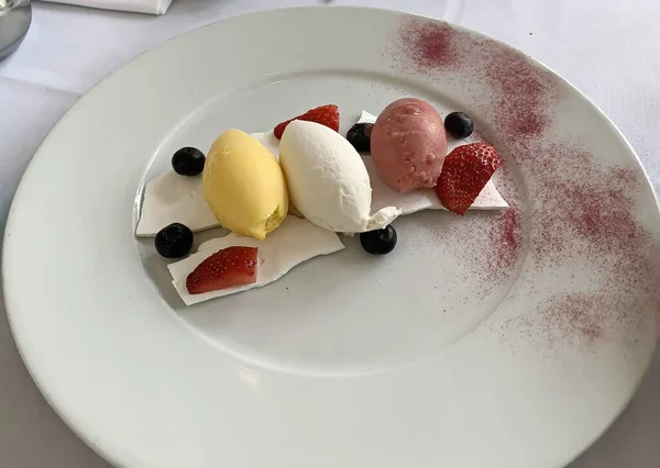 一套不同颜色 不同口味的冰淇淋勺 用白巧克力和草莓 蓝莓装饰而成 — 图库照片