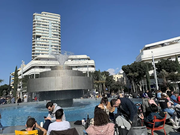 Tel Aviv Izrael 2020 Január Turisták Helyiek Dizengoff Téren Tűz — Stock Fotó