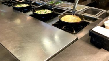 Omlet ve sahanda yumurta pişiriyorum. Oteldeki restoranda kahvaltı büfesi. Bulanık görünüm