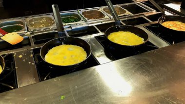 Omlet ve sahanda yumurta pişiriyorum. Oteldeki restoranda kahvaltı büfesi.