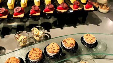 Yemek servisi geçmişi ve çeşitli taze hamur işleri.