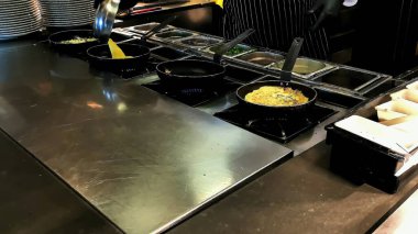 Omlet ve sahanda yumurta pişiriyorum. Oteldeki restoranda kahvaltı büfesi.