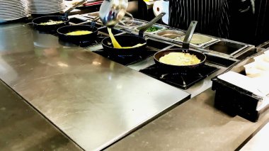 Omlet ve sahanda yumurta pişiriyorum. Oteldeki restoranda kahvaltı büfesi.