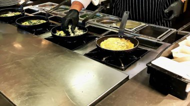 Omlet ve sahanda yumurta pişiriyorum. Oteldeki restoranda kahvaltı büfesi.