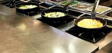 Omlet ve sahanda yumurta pişiriyorum. Oteldeki restoranda kahvaltı büfesi.