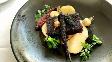 Kızarmış patates ve sebzeli biftek.