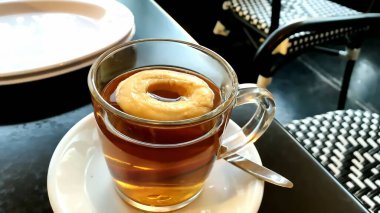 Kurutulmuş elma suyu ve elma suyu ile sıcak elma çayı.