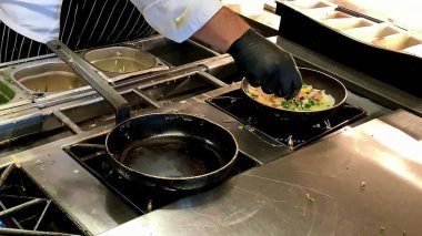 Omlet ve sahanda yumurta pişiriyorum. Oteldeki restoranda kahvaltı büfesi.