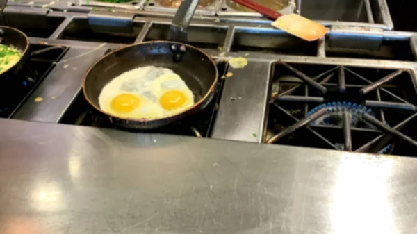 Omelette Und Spiegeleier Kochen Frühstücksbuffet Restaurant Hotel Verschwommene Sicht — Stockfoto