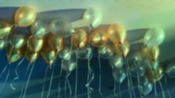 Helyum Balonları Parti Için Odadaki Beyaz Tavanda Renkli Balonlar Yüzüyor — Stok fotoğraf