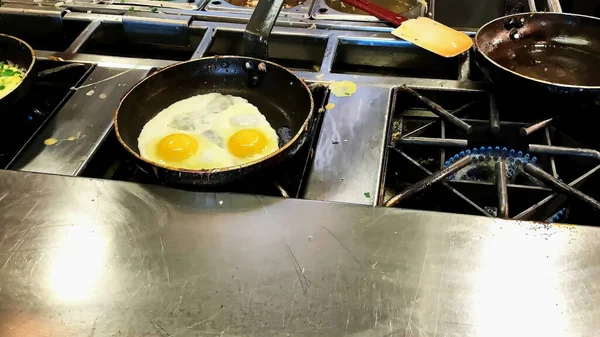 Omlet Sahanda Yumurta Pişiriyorum Oteldeki Restoranda Kahvaltı Büfesi — Stok fotoğraf