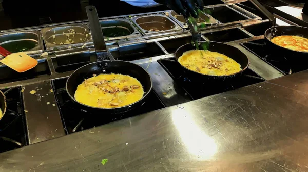 Omlet Sahanda Yumurta Pişiriyorum Oteldeki Restoranda Kahvaltı Büfesi — Stok fotoğraf