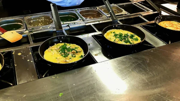 煮煎蛋卷和煎蛋 酒店餐厅的早餐自助餐 — 图库照片