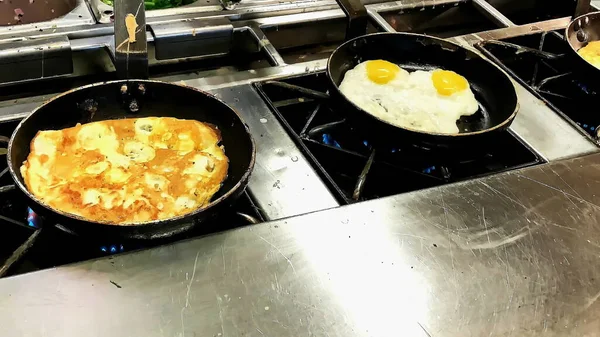 Matlagning Omeletter Och Stekta Ägg Frukostbuffé Hotellets Restaurang — Stockfoto