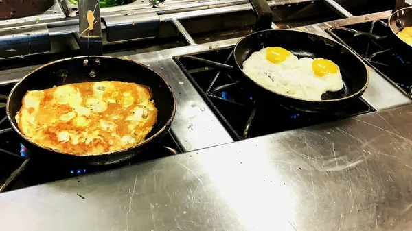 Matlagning Omeletter Och Stekta Ägg Frukostbuffé Hotellets Restaurang — Stockfoto