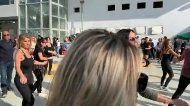 TEL AVIV, ISRAEL- 23 Ocak 2020: Tel Aviv Güvertesi 'nde geleneksel İsrail dansları yapan kimliği belirsiz vatandaşlar. 4K