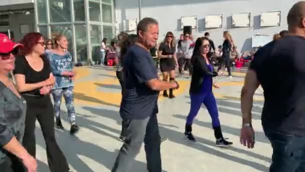 Тель Авив Января Неизвестные Граждане Танцуют Традиционные Израильские Танцы Тель — стоковое видео