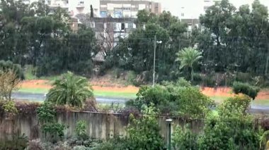 Büyük Akdeniz kasabasında bazen yoğun tropikal yağmur dolu yağar. Beşinci katın açık penceresinden bak. 4K