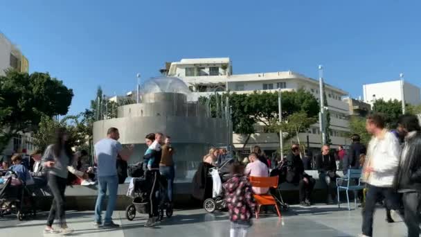 Tel Aviv Israel Enero 2020 Turistas Lugareños Nueva Plaza Dizengoff — Vídeo de stock